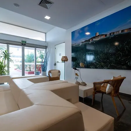 Llobet Apartahotel